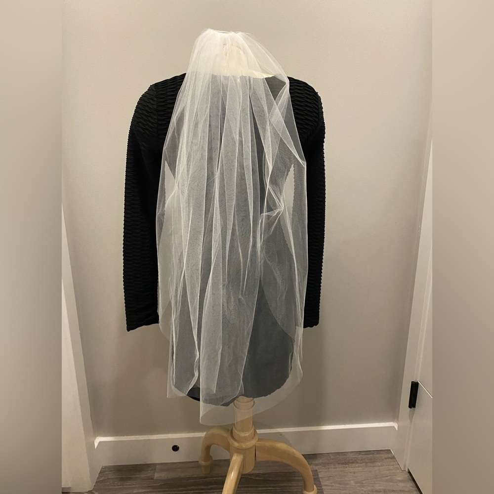 Classic White Bridal Veil - Elegant Sheer Wedding Accessory